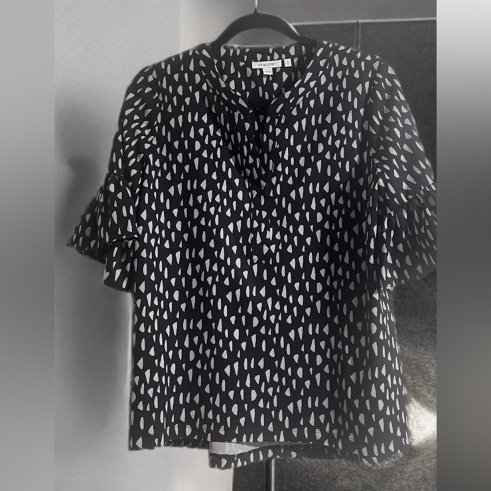 Chico’s Black & White Abstract Print Flutter Sleeve Blouse Size 0 (Small)